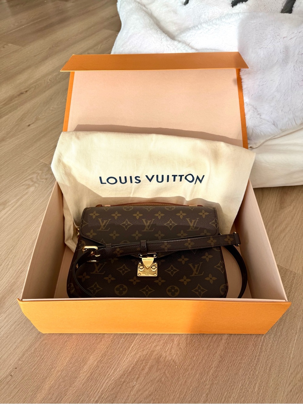 NWOT Authentic Louis Vuitton Pochette Métis Monogram Crossbody Bag